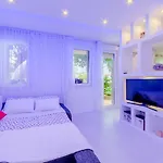 Luce Mala St - With Terrace Apartament
