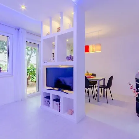 Luce Mala St - With Terrace Apartament Split