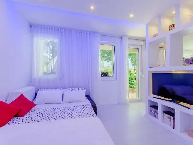 Luce Mala St - With Terrace شقة