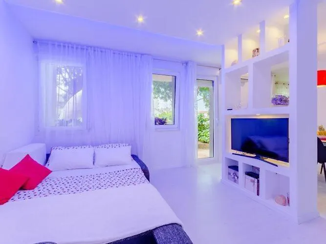 Luce Mala St - With Terrace شقة