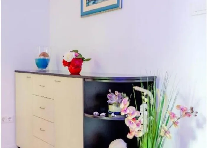 Luce Mala St - With Terrace شقة